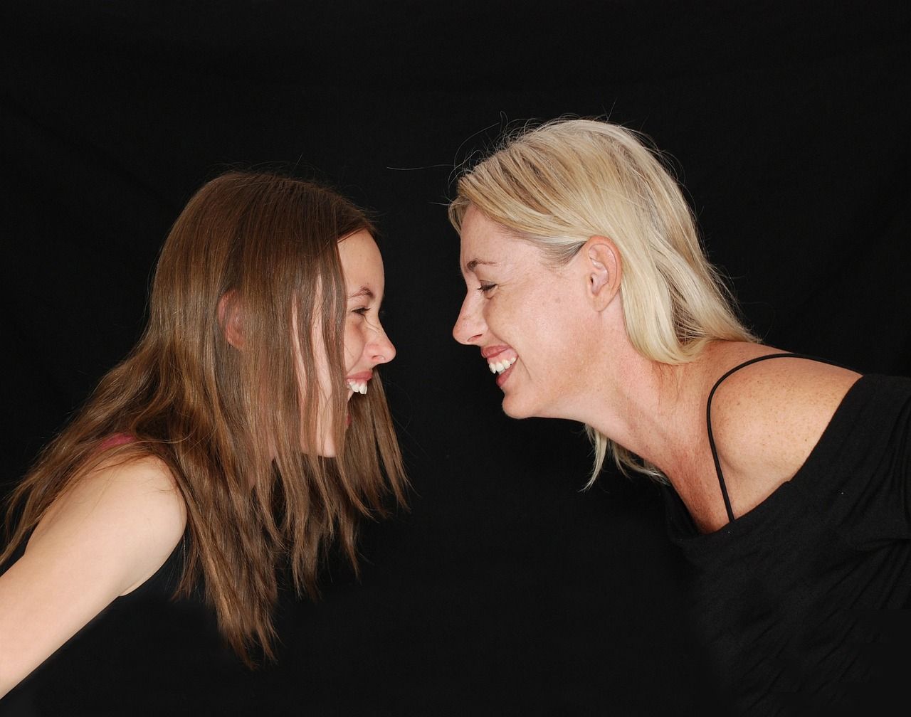 personas-vitamina-marian-rojas Manos unidas en señal de apoyo y confianza. Juntos, somos más fuertes. ¡Confía en tu círculo de personas vitamina para alcanzar tus metas!