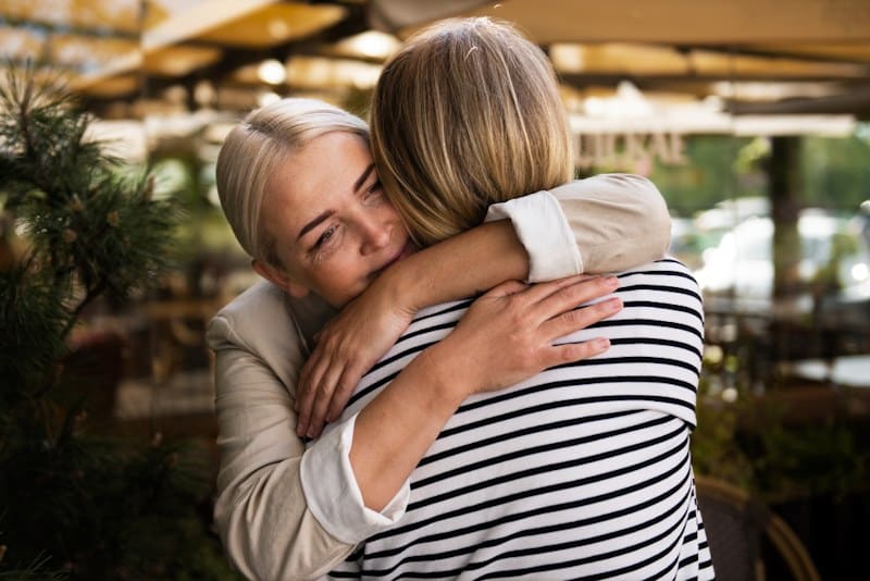 Los Abrazos que Curan: 20 Segundos para Transformar Vida 1 - 27 La ciencia ha demostrado que los abrazos liberan oxitocina, una hormona conocida como la "hormona del amor"