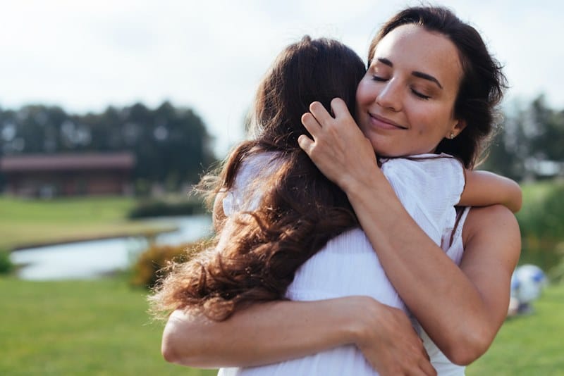 Los abrazos son puentes que conectan corazones Un abrazo es mucho más que un contacto físico. Es un lenguaje universal que trasciende las barreras culturales y lingüísticas.
